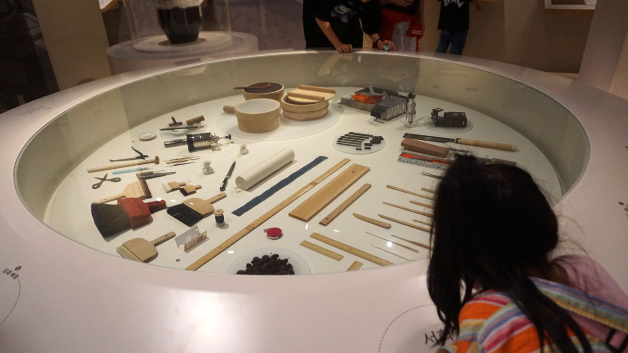 보물 신·구법천문도 복원 과정에서 보존과학자의 도구들이다.