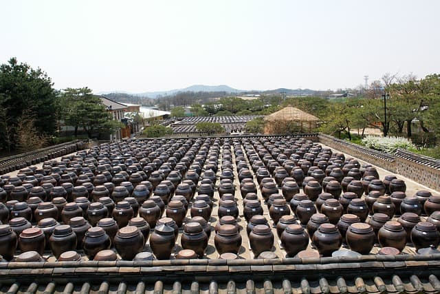 전통 옹기의 제작 과정과 과학적 원리