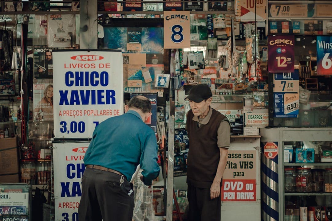 노점 소상공인, 거리 상점에서 손님 응대 중