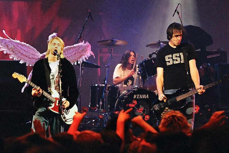 1993년 12월 13일, 시애틀 Pier 48에서 열린 MTV 'Live and Loud'에서의 강렬한 퍼포먼스 Nirvana