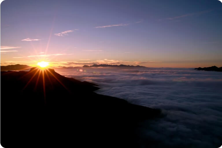 산 넘어 해가 뜨는 모습