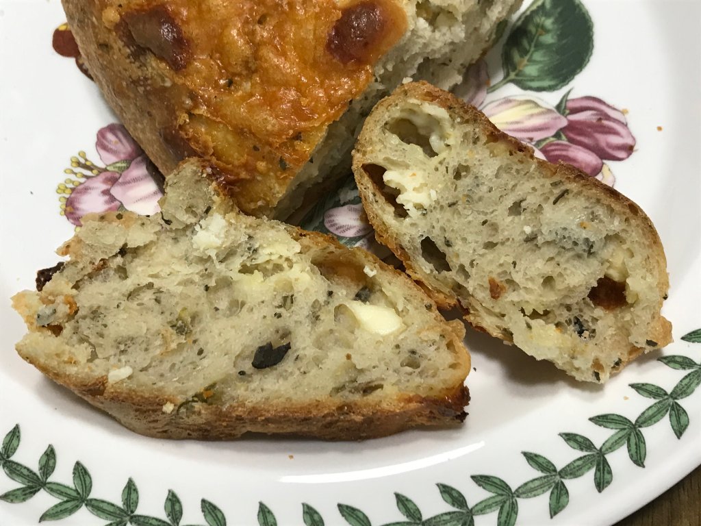 허브 5치즈 사워도우 단면입니다.