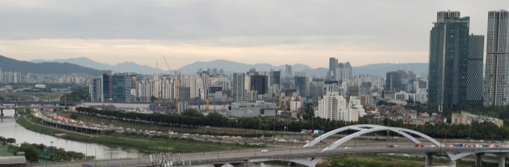 중랑천, 한강, 서울숲이 한눈에 보이는 응봉동의 멋진 뷰_중랑천과 성수동이 보임