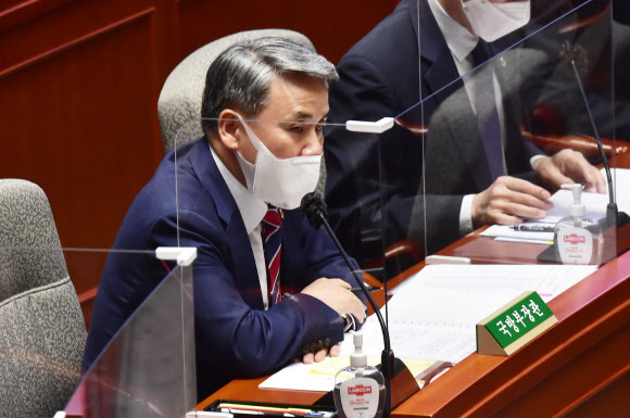 국방부 장관, 의원 질의 답변 / 세계일보