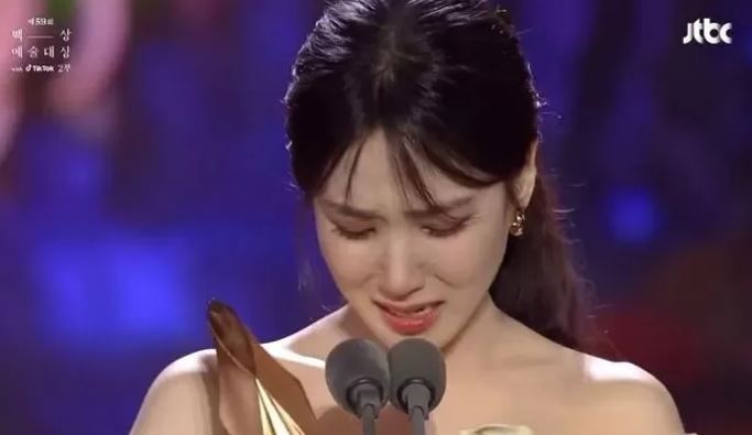 백상예술대상에서 대상을 수상한 배우 박은빈