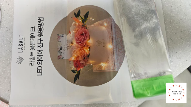 비누꽃 용돈케이크-안내서 뒷면과 돈 넣는 비닐