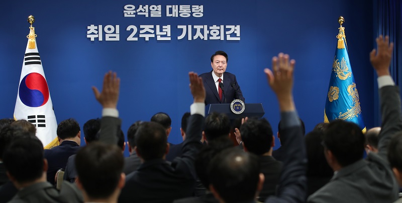 윤석열 대통령이 9일 용산 대통령실 청사 브리핑룸에서 열린 취임 2주년 기자회견에서 취재진의 질문을 받고 있다.