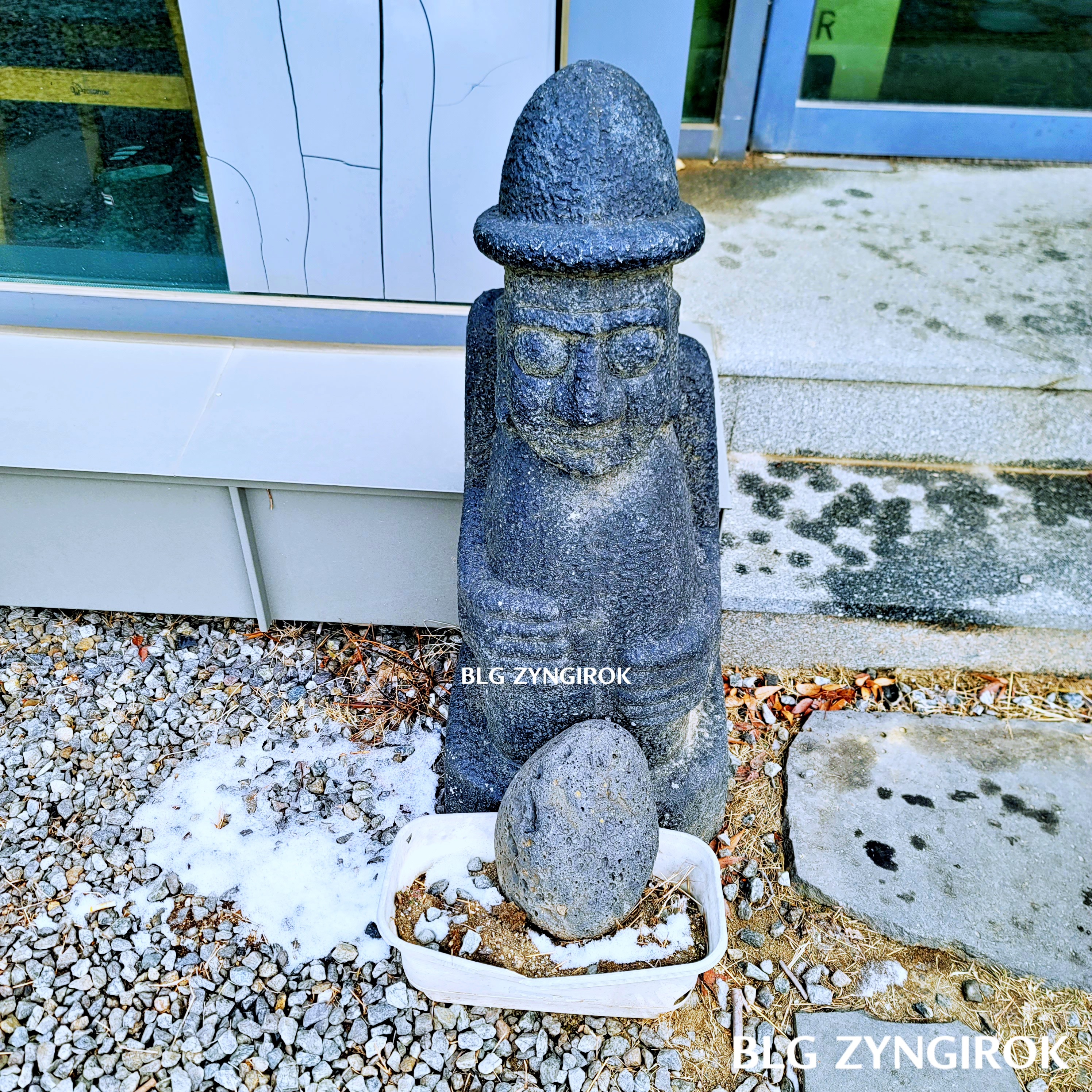 은희네 해장국 의정부 고산점 돌하르방 모습이다.