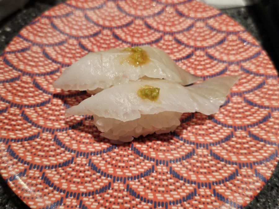 구리 스시도로 2호점의 다양한 초밥 종류들 사진, 광어 지느러미