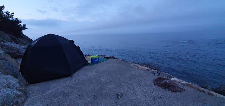 벵에돔-포인트에-텐트를-친-사진