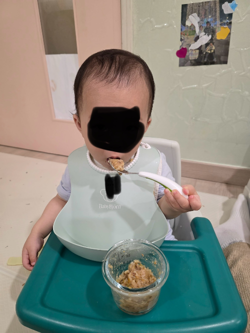 혼자 숟가락질 해서 밥먹는 아기 사진
