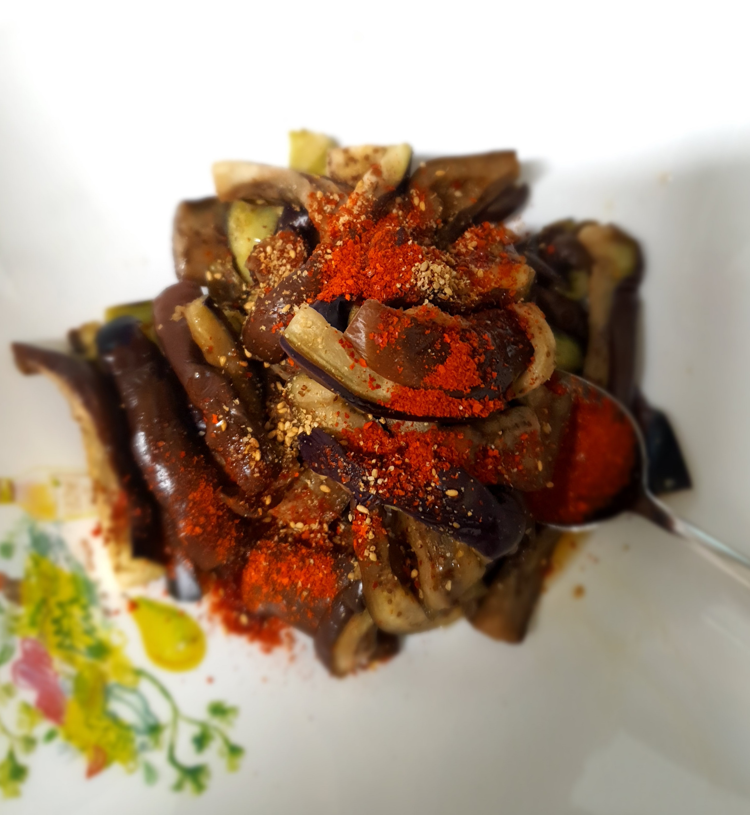 물기를-짠-가지를-양념합니다.