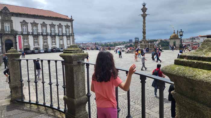 포르투 대성당 광장을 바라보는 아미의 뒷모습