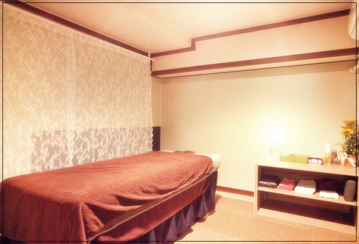 마사지베드와 관리 용품이 놓여 있는 관리실