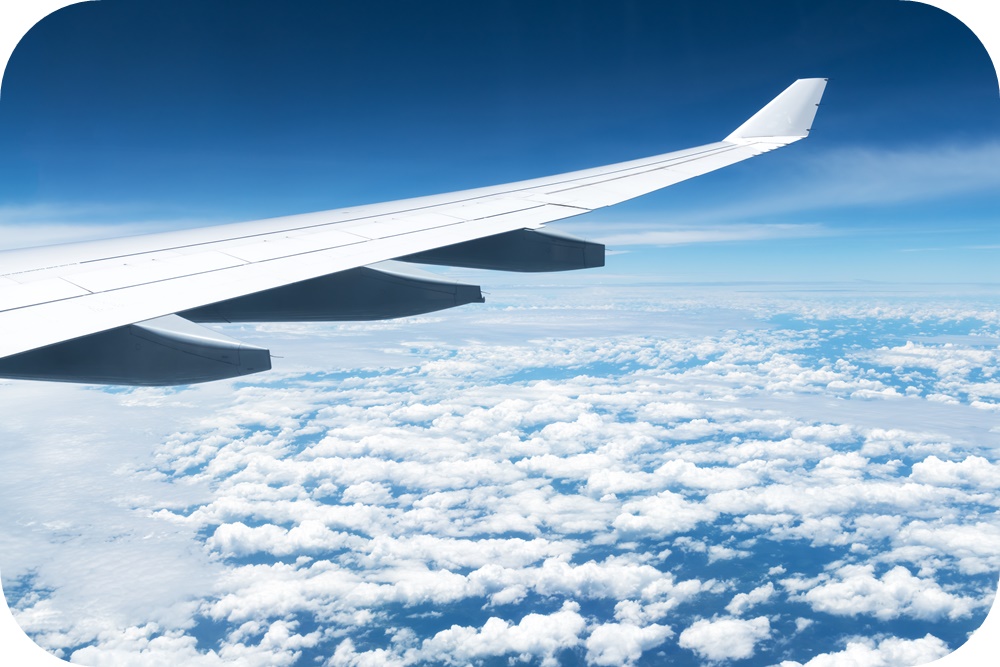 여객기-창문-밖-파란-하늘-구름-날개-풍경