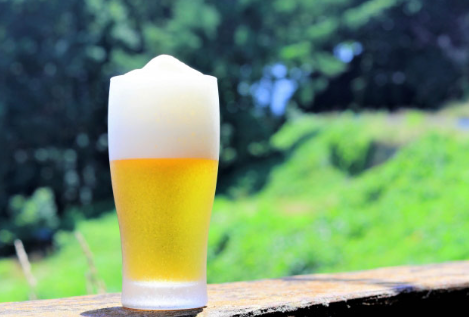 맥주를 마시는 것.