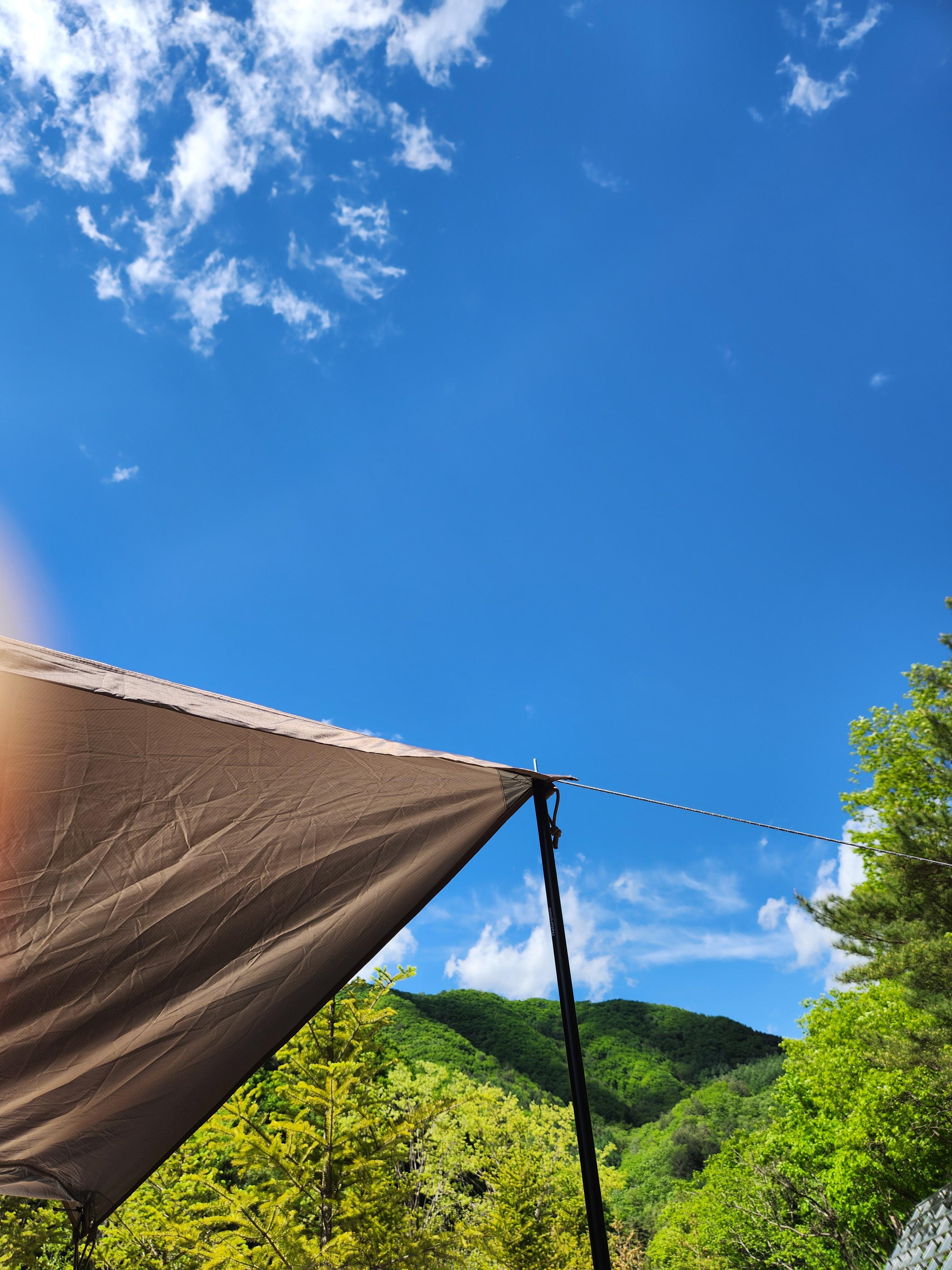 타프 사이로 보이는 파란 하늘