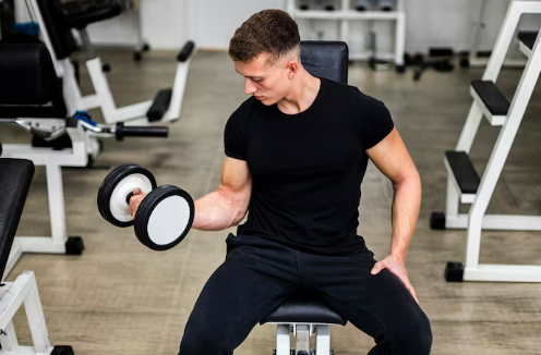 이두가 펌핑된 남성