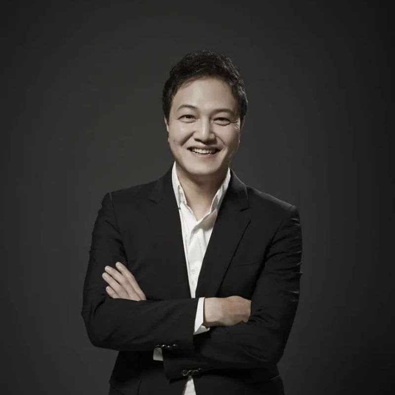 멱살 한번 잡힙시다에서 설회장 역을 맡은 정웅인