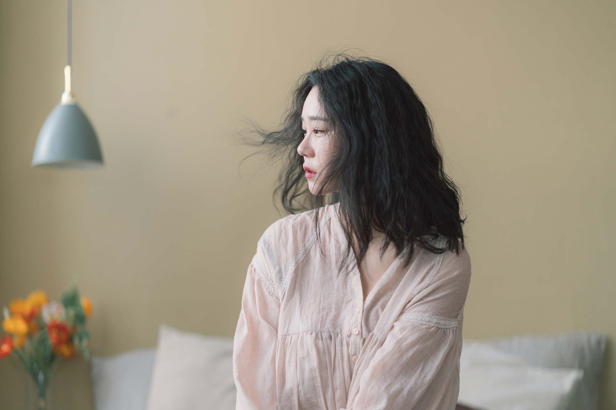 바람을 맞으며 창밖을 바라보는 여자