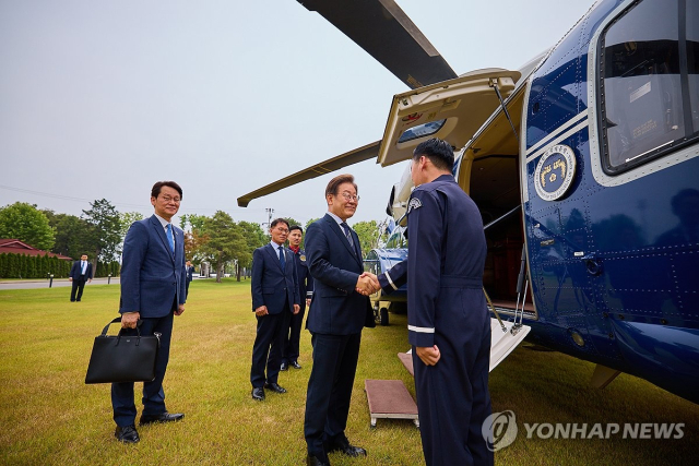 대통령실은 이재명 대통령이 13일 서울 용산 대통령실 청사에서 전용 헬기에 탑승하며 승무원과 인사하는 모습을 14일 SNS를 통해 공개했다.