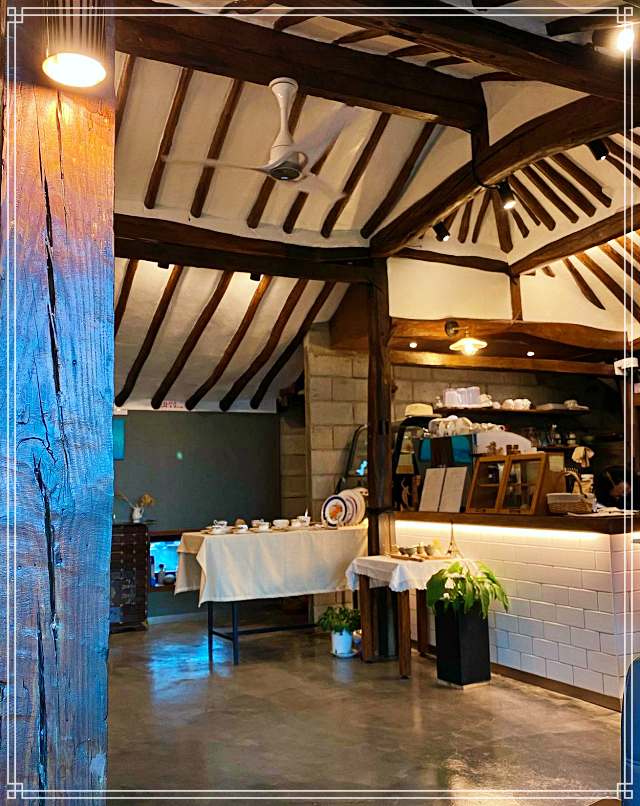 고흥 바닷가 마을 맛집 낮은 돌담 한옥 카페 디저트 구움 과자