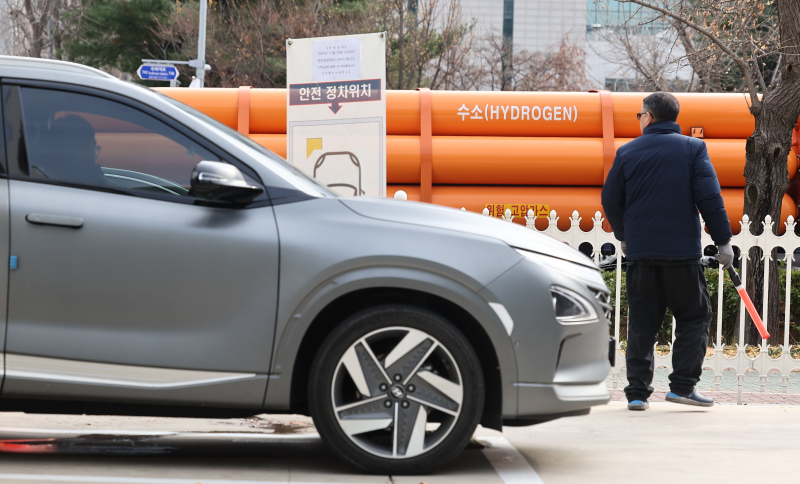 서울 영등포구 여의도 국회수소충전소에 수소 운반 차량이 들어서고 있다.