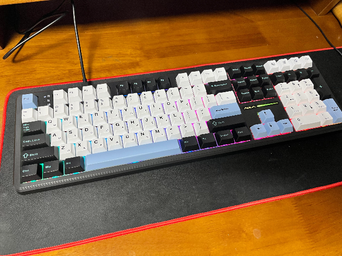 색감도 화려하다