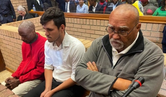 살해 혐의로 재판 대기중인 범죄자