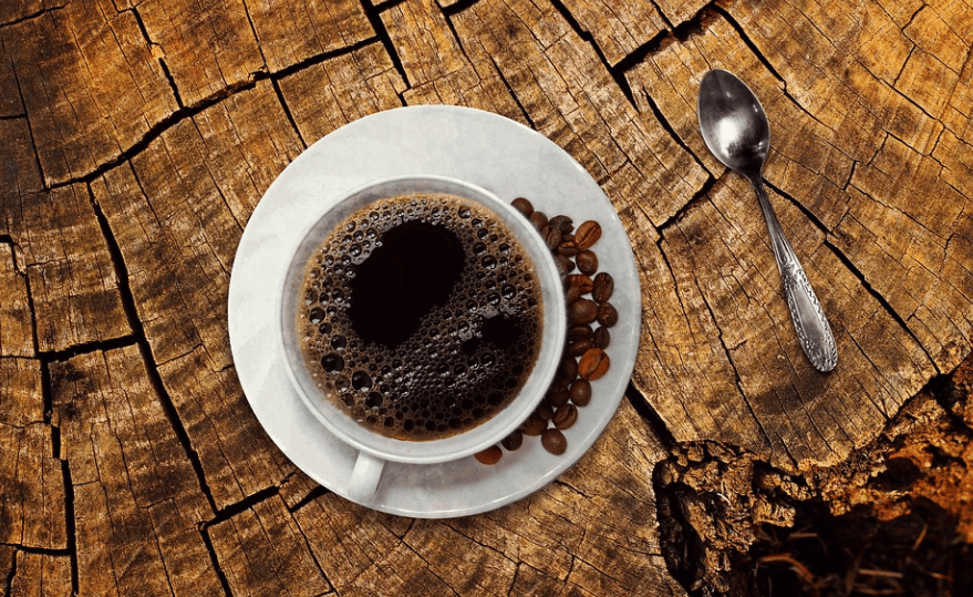 신장에 안 좋은 음식으로 블랙 커피가 커피 잔에 담겨 있다