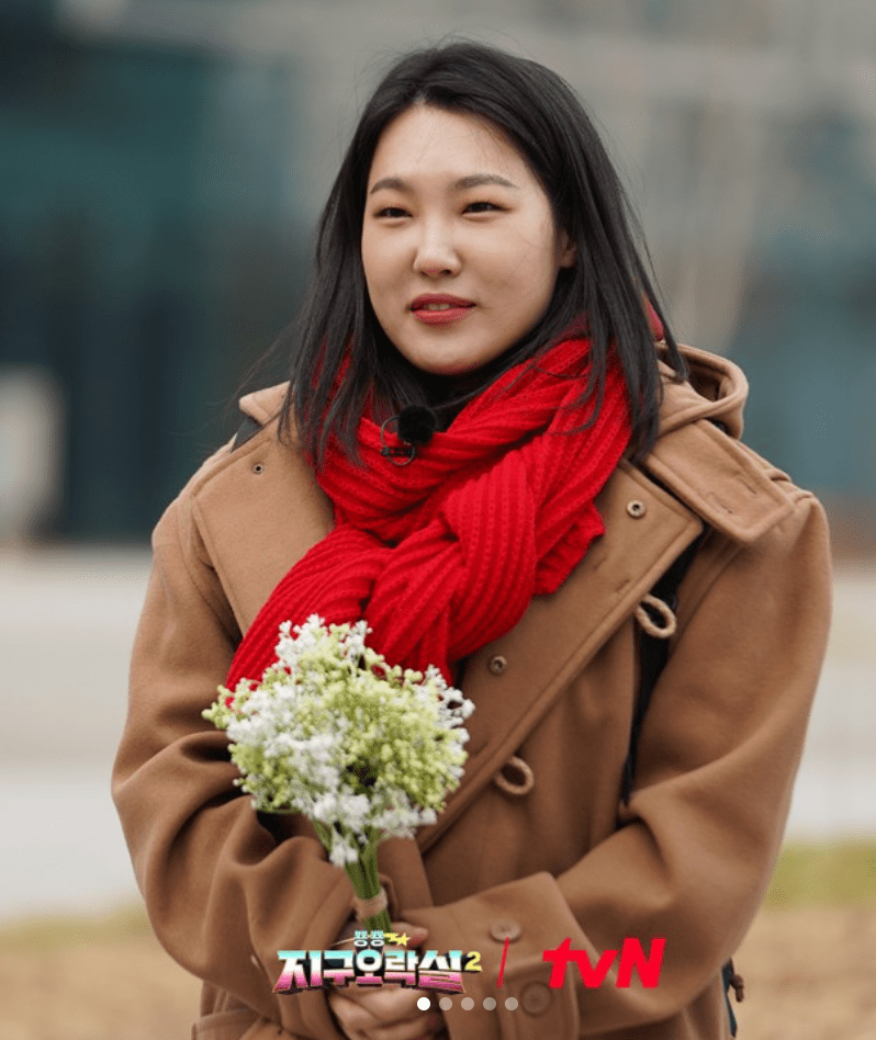 꽃을 들고 있는 이고은을 따라한 이은지