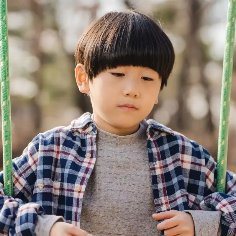 실외에 있는 그네를 타고 시무룩한 표정을 하고 있는 드라마 이 연애는 불가항력의 오우람