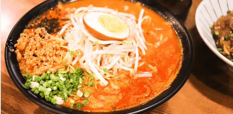 고지혈증에 나쁜 음식 라면이 검은 그릇에 담겨 있다