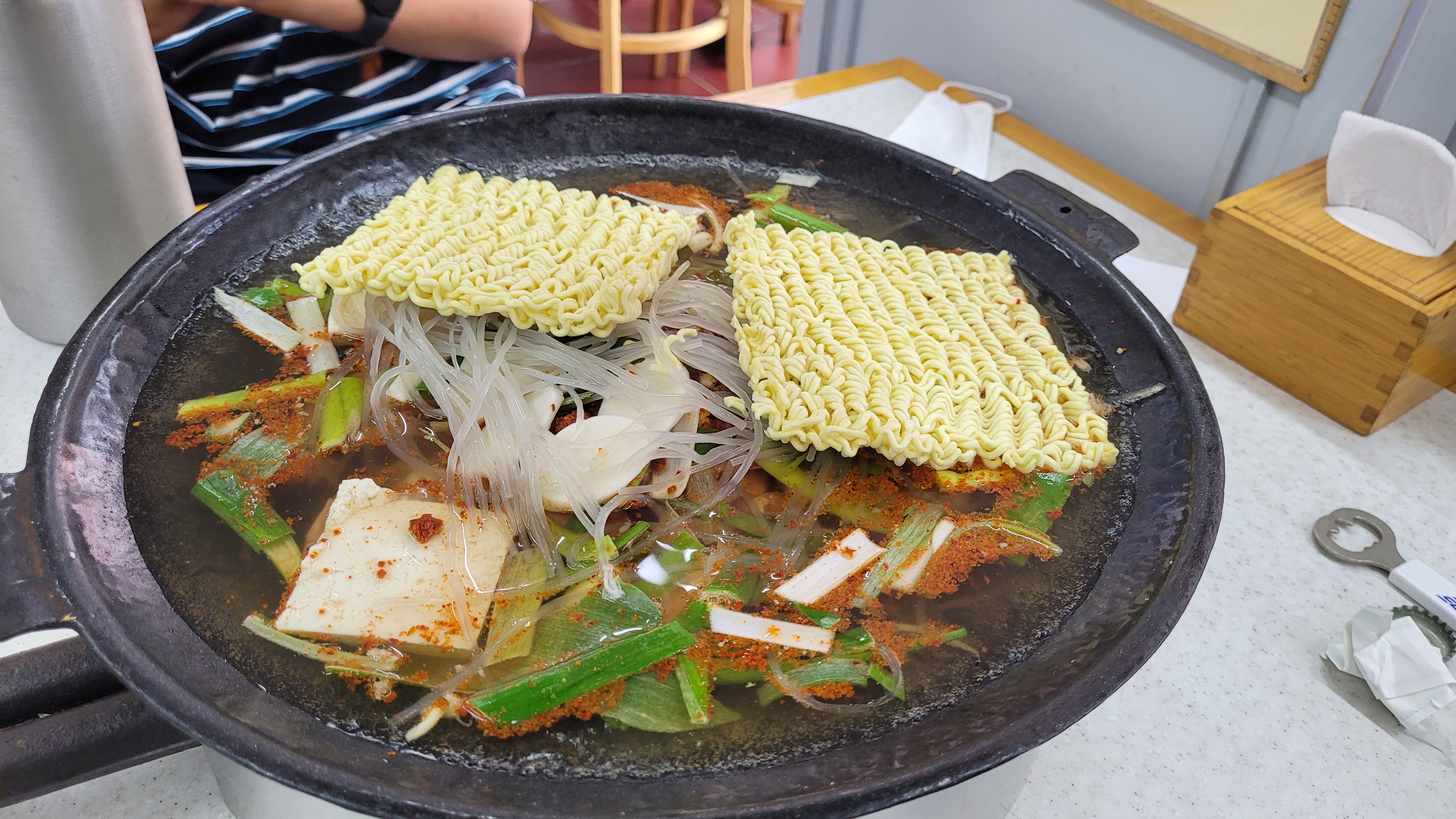 부대찌개에 라면사리 두부 파 면사리