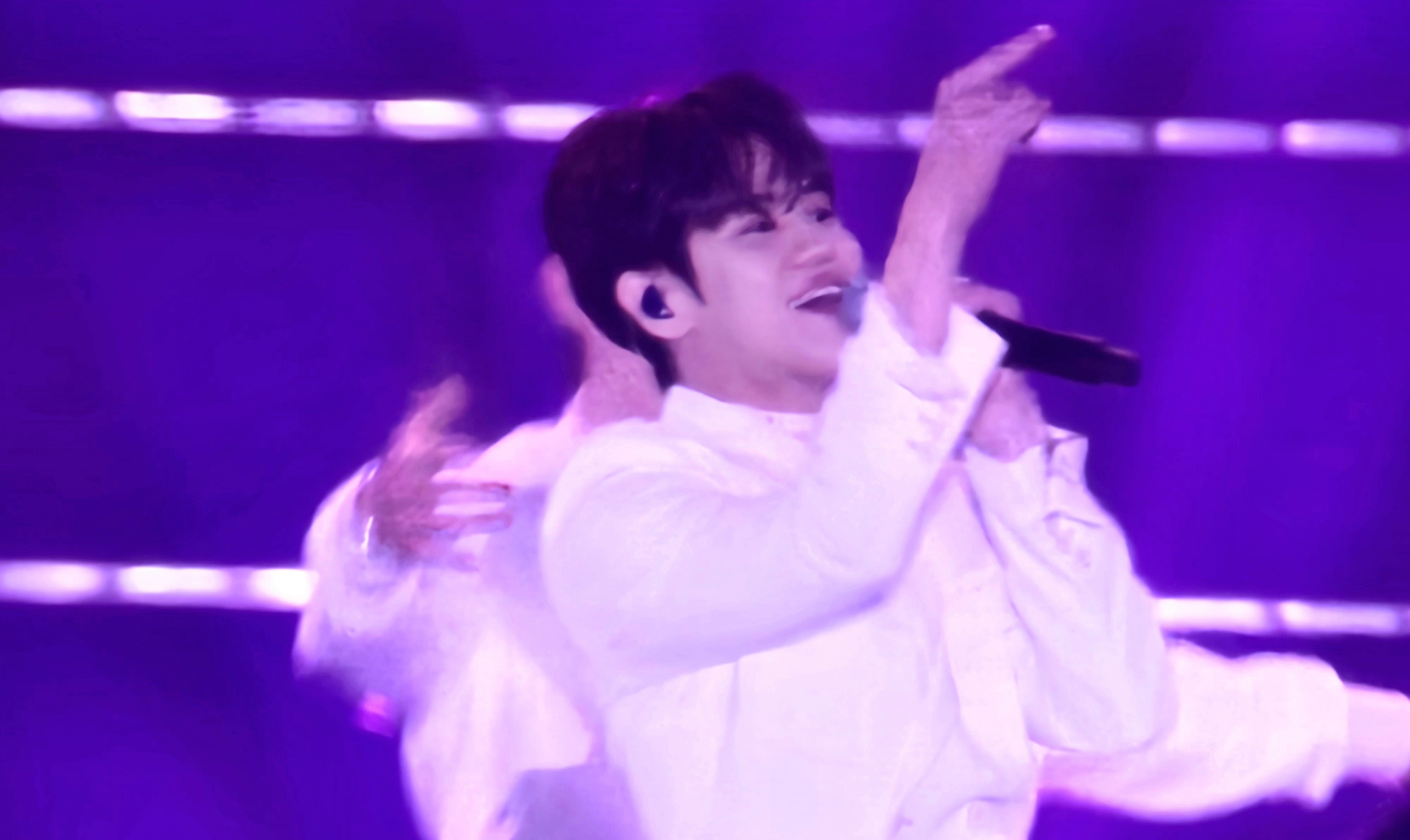 팬석을 콕 가리키며 노래하는 양요섭님