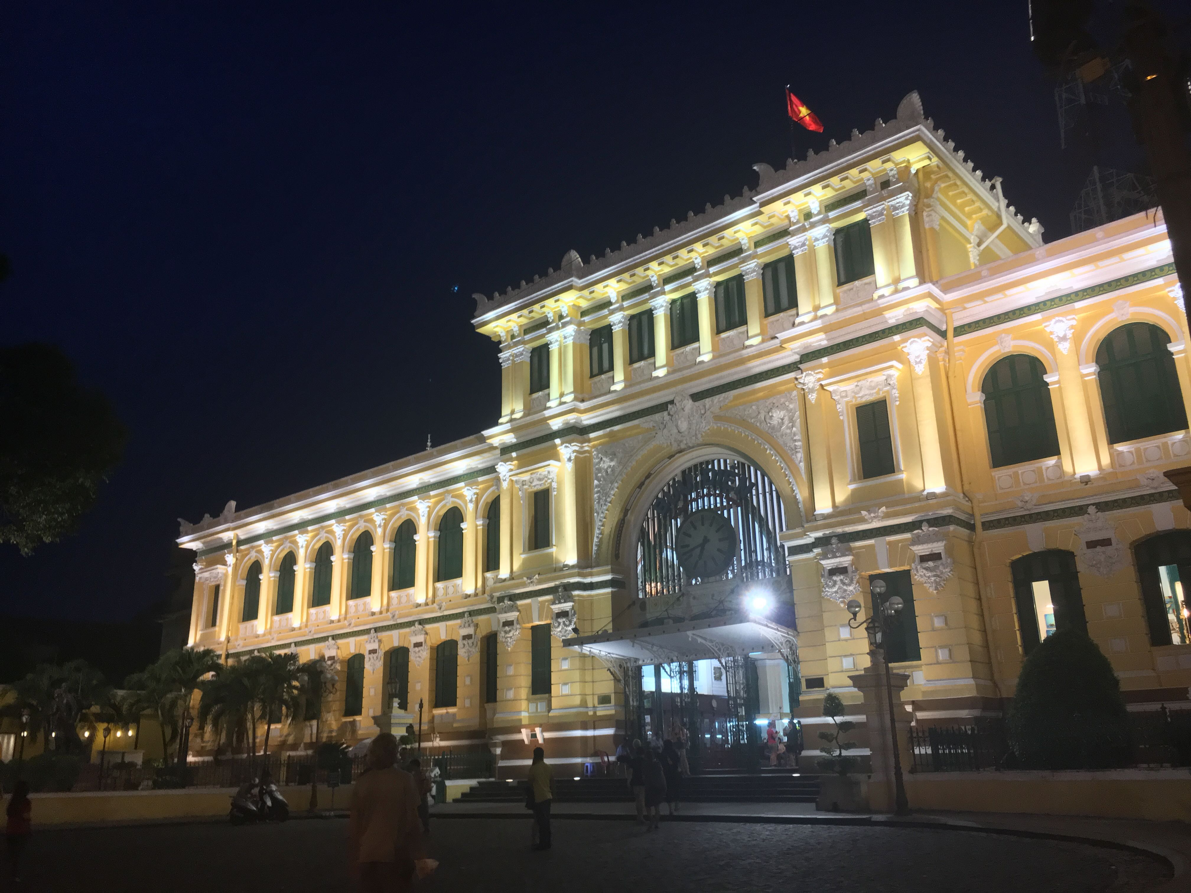 호치민 중앙 우체국, 야경