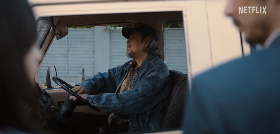 빅4의수장파란옷을걸치고모자를쓰고있다.