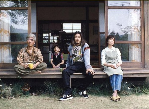 할아버지, 사치코, 삼촌, 엄마가 마루에 앉아 녹차를 마시고 있는 모습