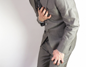 가슴을 움켜쥐는 남성