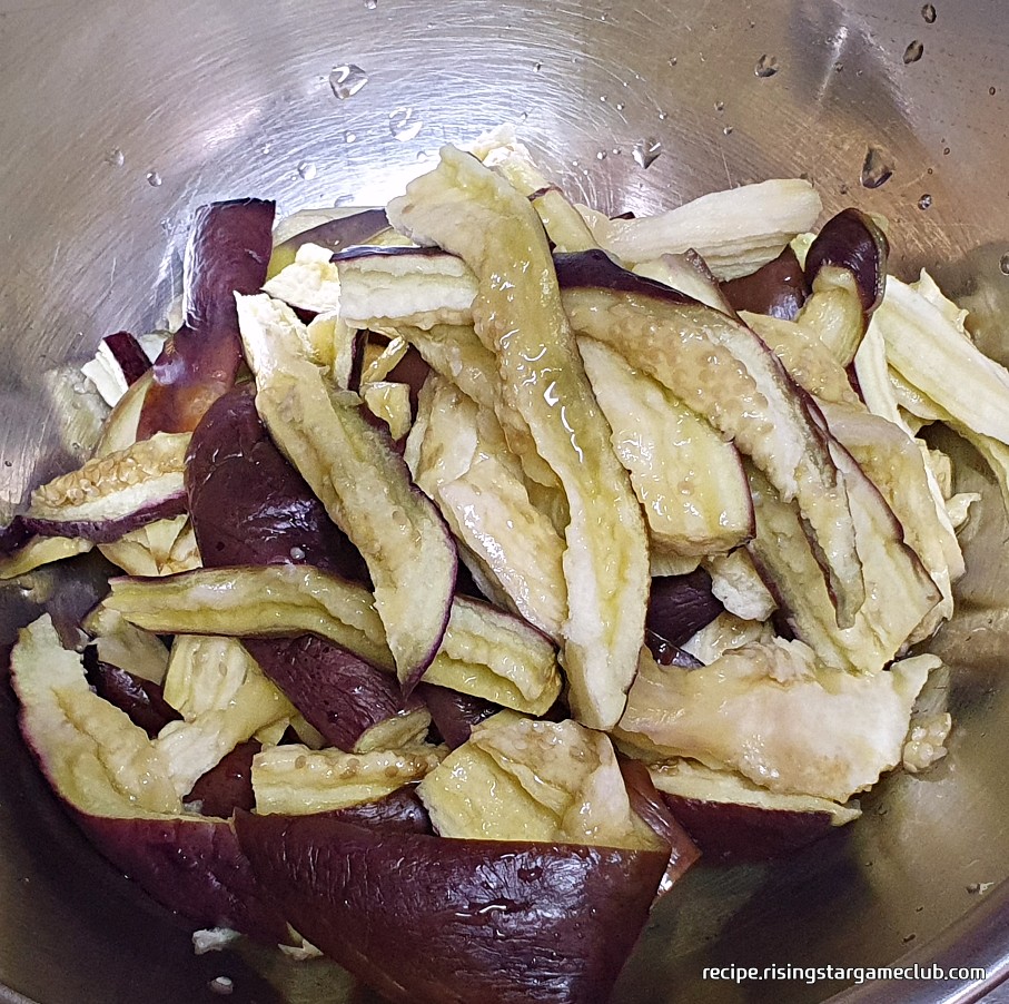 가지 무침을 하기위해 결대로 잘 찢은 가지를 양푼에 담아 놓은 사진