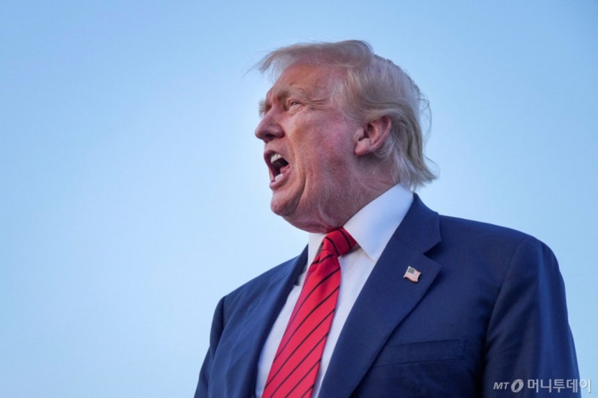 도널드 트럼프 미국 대통령이 3일(현지시간) 펜실베이니아주 앨런타운의 리하이밸리 국제공항에서 기자들과 대화하고 있다.