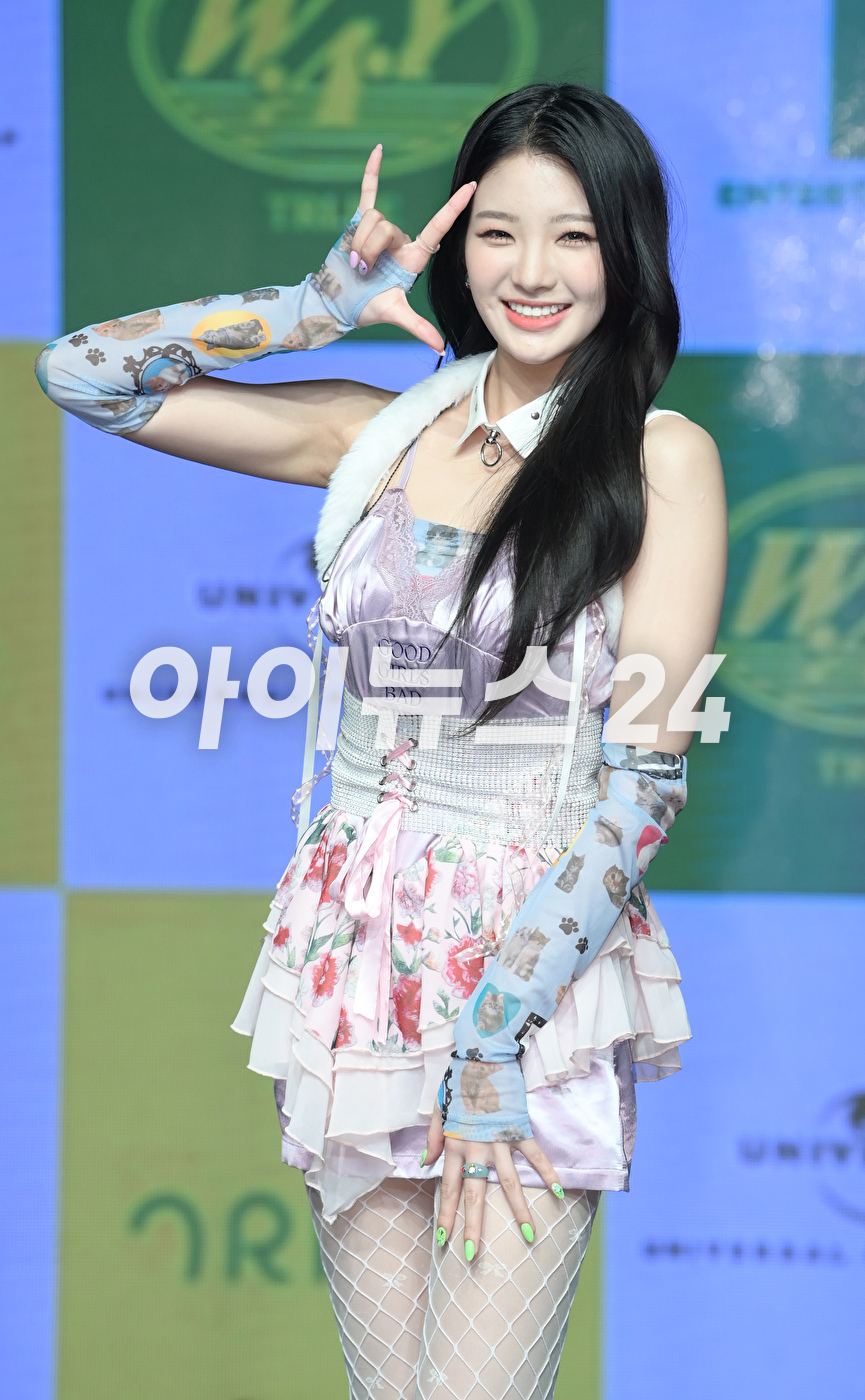 그룹 트라이비가 14일 오후 서울 강남구 청담동 일지아트홀에서 열린 트라이비(TRI.BE) 두 번째 미니앨범 'W.A.Y(웨이)' 발매 쇼케이스에서 타이틀곡 '위 아 영' 무대를 선보이고 있다.