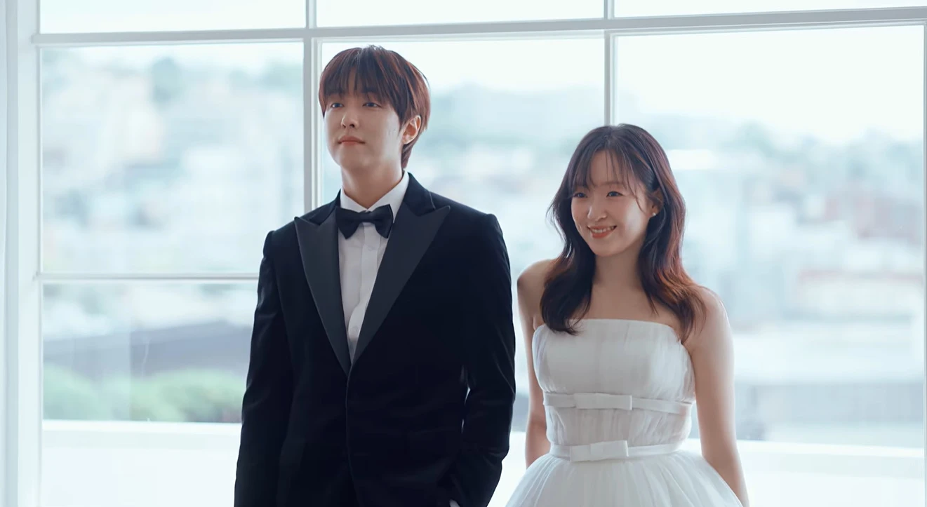 이유진 차경은 웨딩 촬영 중 창가에 선 모습