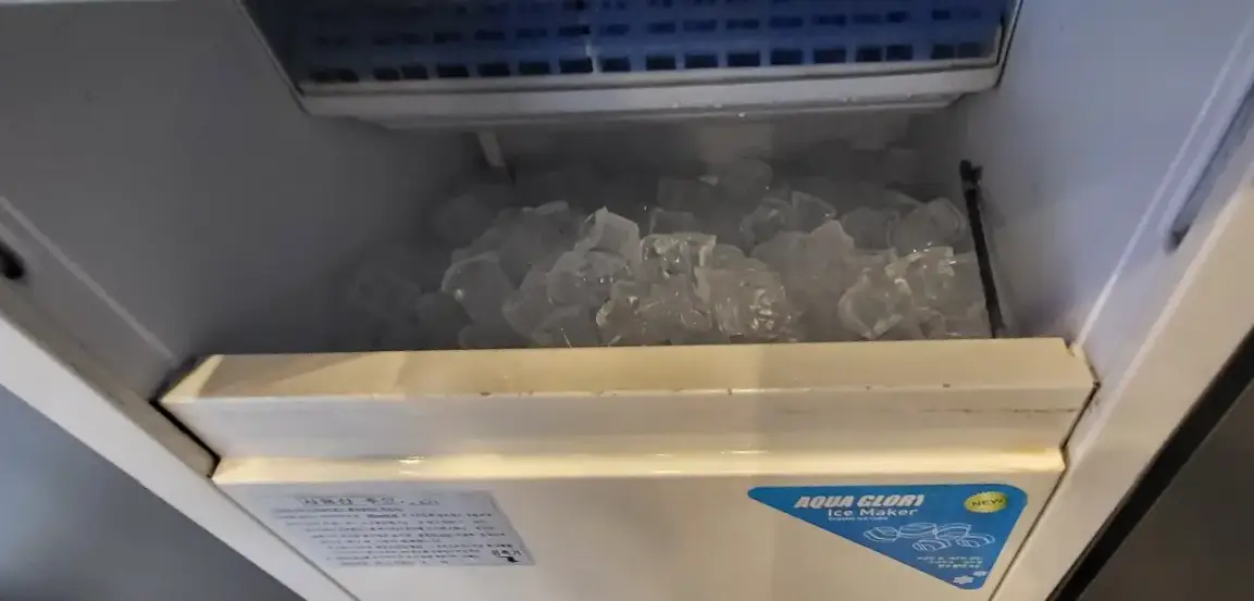 보배반점 -
흰상자의 열린 뚜껑사이로 가득 담겨 있는 얼음들