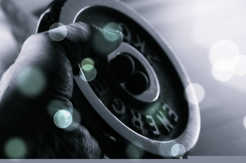바벨-원판을-손으로-들고있는-사람