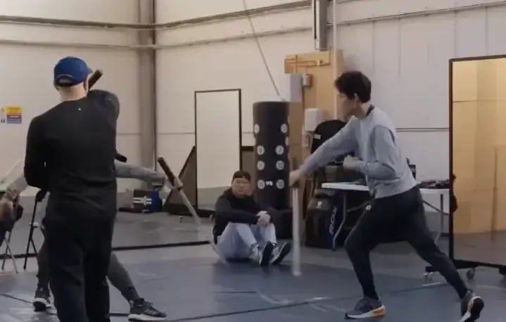 체육관 회색티와 검은바지를 입고 훈련하는 이정재