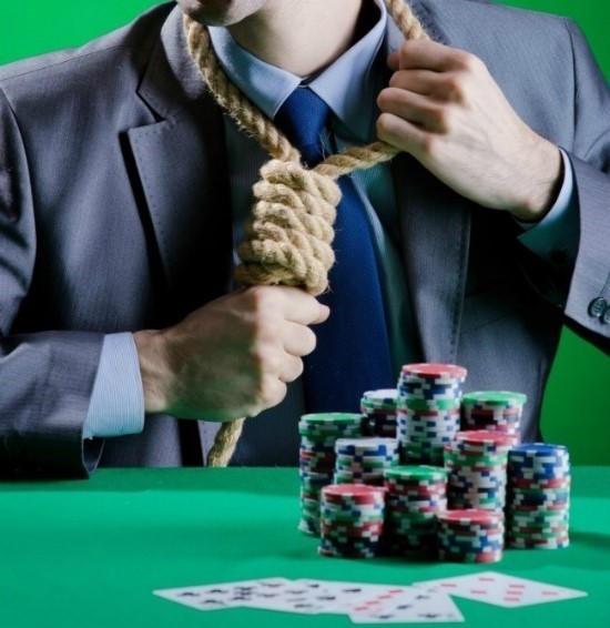 도박중독자가-목에-밧줄을-메고-죽으려-시도하는-장면