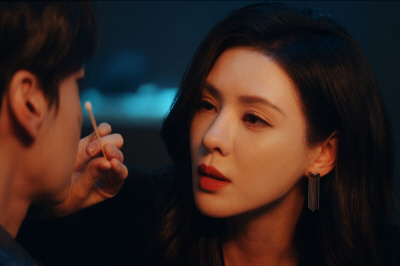 중국 드라마 심정안 장면, 여주인공이 남주인공을 응시하며 긴장감 넘치는 분위기를 연출하는 장면