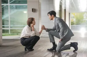 어느 빌딩 로비에 여주인공과 남자 주인공이 쪼그려 앉아 있는 이 연애는 불가항력 포스터