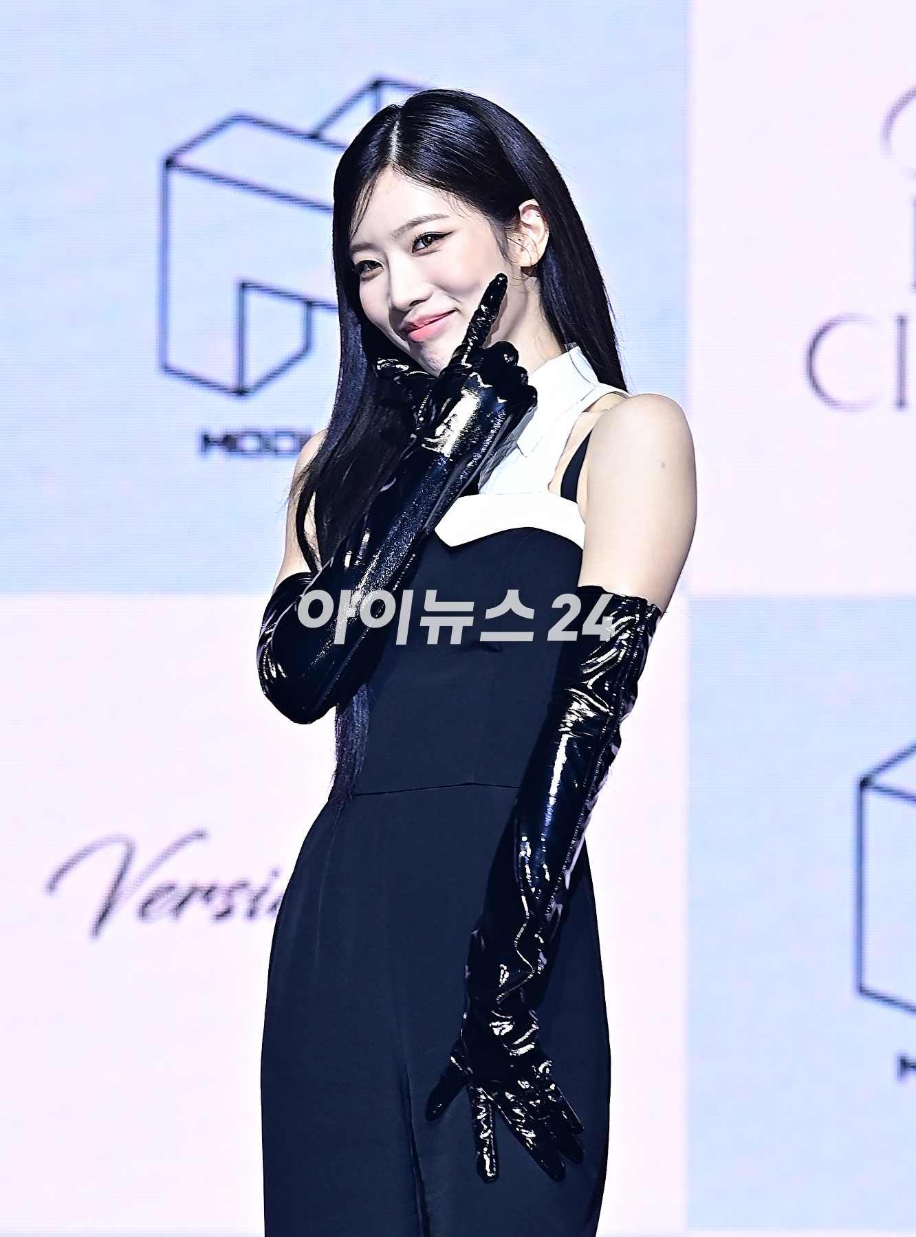 오드아이써클 김립이 12일 오후 서울 광진구 예스24 라이브홀에서 열린 미니앨범 &lsquo;버전 업&rsquo;(Version Up) 쇼케이스에서 포토타임을 갖고 있다. [사진=곽영래 기자]